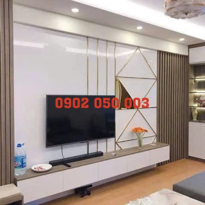 THI CÔNG KỆ TIVI BẰNG NHỰA PVC VÀ LAM SÓNG